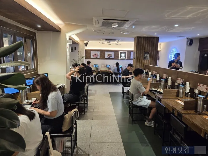 [Trend] Nhà hàng 1 người nườm nượp khách, văn hóa ăn một mình lên ngôi tại Hàn Quốc
