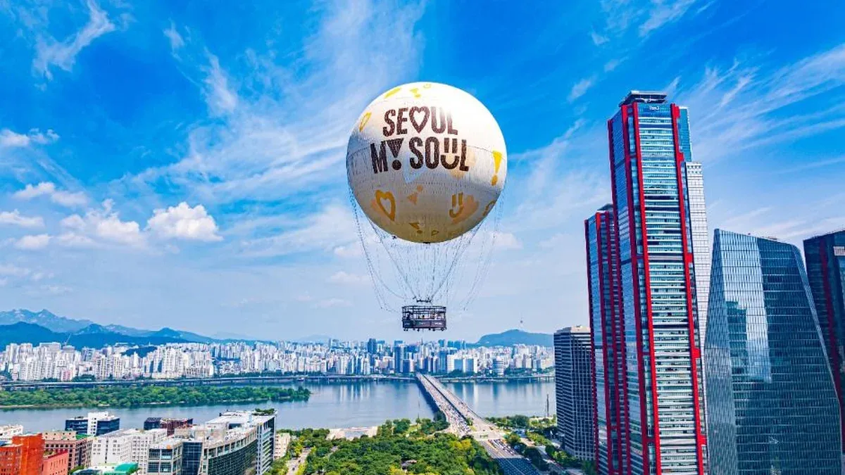 “Dưới ánh trăng Seoul, bầu trời rộng lớn hơn cả một sân vận động…” Một lễ hội ốc đảo đô thị nhỏ bé giữa lòng Yeouido.