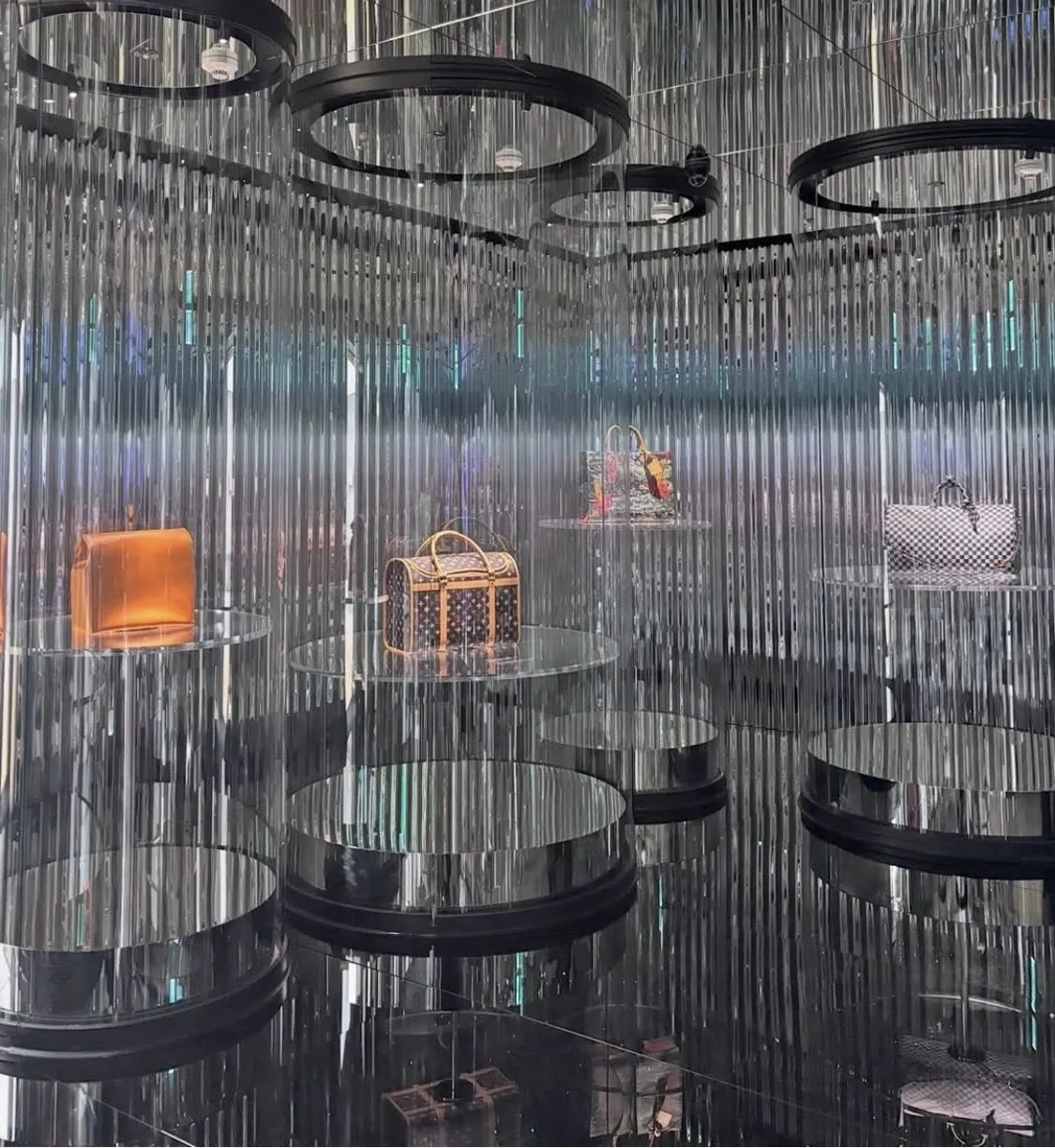 Louis Vuitton Visionary Journeys: Triển lãm thời trang đẳng cấp không thể bỏ lỡ tại Myeongdong 👜✨