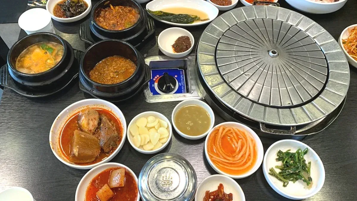 Một nhà hàng lẩu tự chọn nổi tiếng ở Seoul, nơi bạn có thể thoải mái gọi thêm lẩu không giới hạn tại quận Seocho-gu.