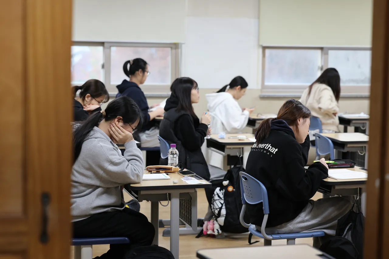 Đề thi CSAT 2026 xuất hiện mèo hoang, AI, Kpop và… Kant