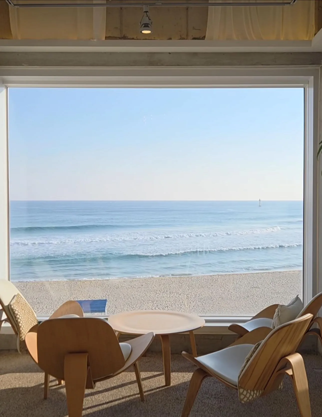 Một góc Cafe "triệu view" ngay sát biển Donghae: Nơi sóng vỗ sát hiên nhà 🌊☕
