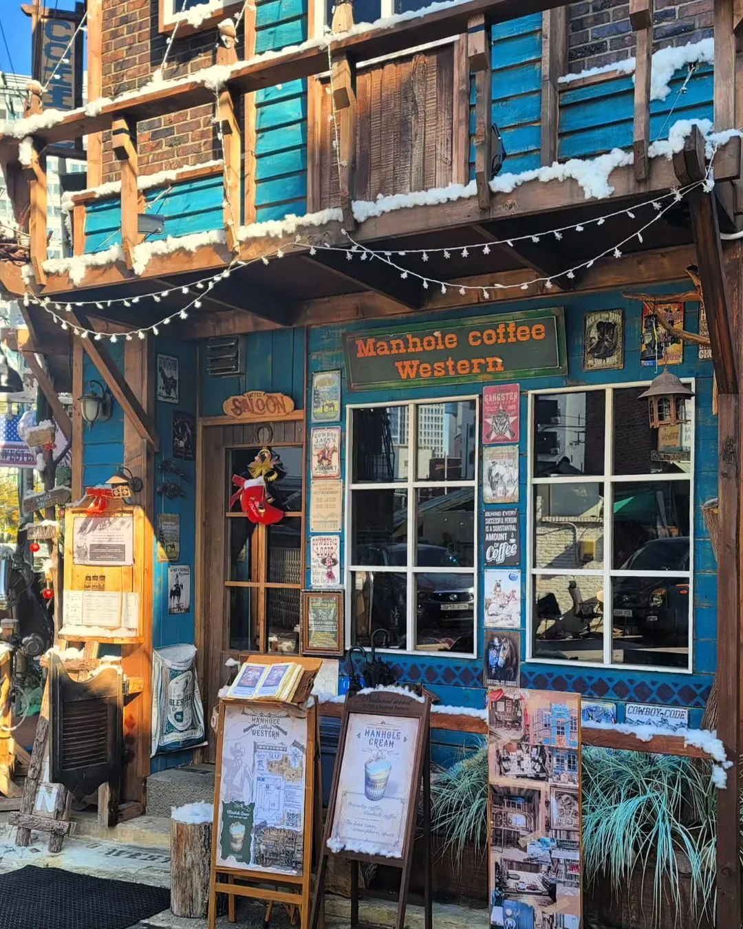 Manhole Western Dangsan: Quán cà phê gỗ ấm cúng chill nhất mùa Noel