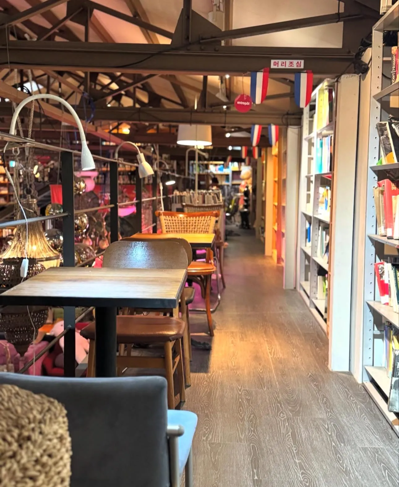 Review quán Entrepot Daejeon: Vẻ đẹp từ sự "lộn xộn"? Quán cafe độc nhất vô nhị mang hơi thở văn hóa Pháp