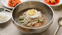 Naengmyeon: "Bát mì ký ức" làm dịu đi cái nóng mùa hè Hàn Quốc
