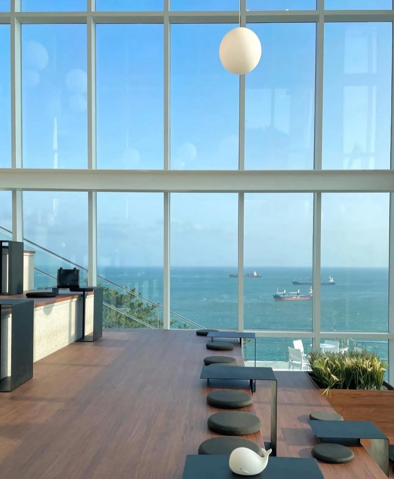 Quán cafe có quả view cực đỉnh: Thrill on the mug - Tọa độ ngắm hoàng hôn hot tại đảo Yeongdo Busan 🌊☕🌅