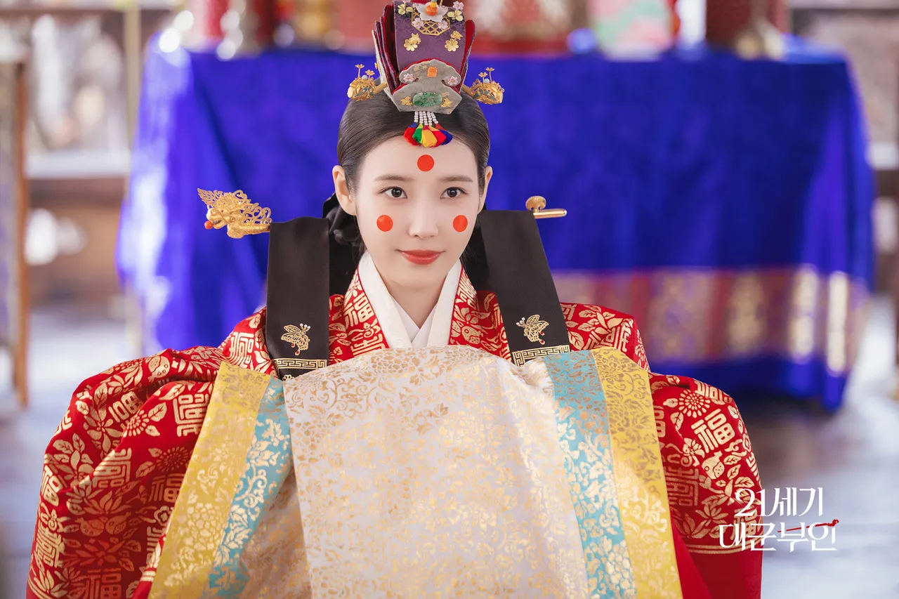 Vì sao cô dâu Hàn Quốc có 3 chấm đỏ trên mặt? Giải mã đám cưới hoàng gia trong phim “Perfect Crown”